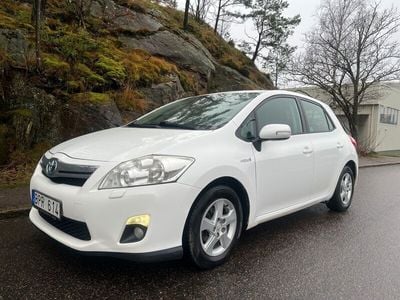 Begagnad Toyota Auris Hybrid Plus 136 HK (100 kW) 2011 Vit Halvkombi