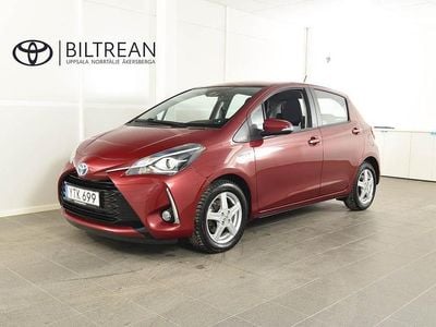 Röd metallic Begagnad 2017 Toyota Yaris Hybrid Active | 159 800 kr (Superpris)