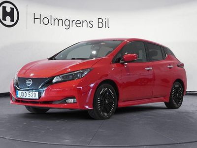 Begagnad Nissan Leaf N-Connecta 110 kW (150 HK) 2022 Röd Halvkombi
