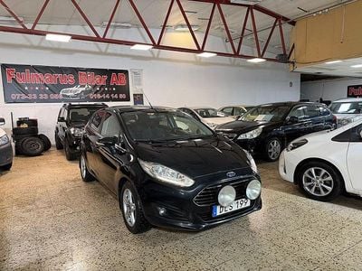 Svart Begagnad 2015 Ford Fiesta Titanium Halvkombi | 39 900 kr (Marknadspris)