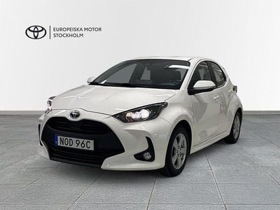 Vit Begagnad 2022 Toyota Yaris Hybrid Active Halvkombi | 198 900 kr (Marknadspris)