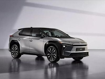 Silver Ny 2025 Toyota bZ4X Business Edition SUV | 499 900 kr (Marknadspris)