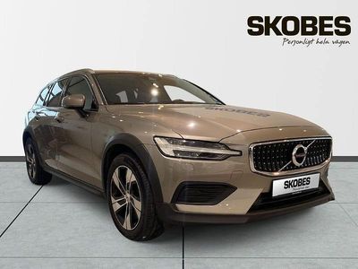 Grå Begagnad 2020 Volvo V60 CC SE Kombi | 228 600 kr (Marknadspris)