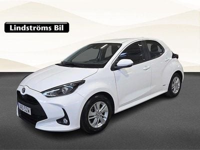 Vit Begagnad 2022 Toyota Yaris Hybrid Active Halvkombi | 214 900 kr (Marknadspris)