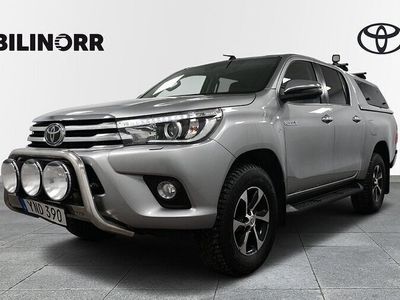 begagnad Toyota HiLux D-CAB 2,4D AUTO 4WD PREMIUM VÄRMARE DRAG