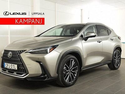 Ljusgrå (gråmetallic) Begagnad 2023 Lexus NX450h+ Luxury Line SUV | 614 900 kr (Marknadspris)