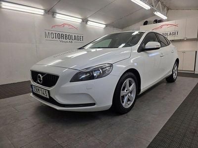 Vit Begagnad 2017 Volvo V40 Halvkombi | 134 500 kr (Marknadspris)