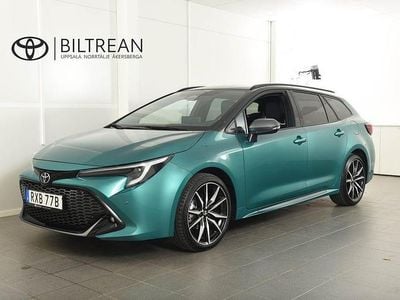 Grön (grön metallic ) Begagnad 2024 Toyota Corolla Sport Kombi | 354 900 kr (Dyr)