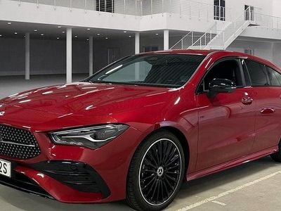 Röd Begagnad 2024 Mercedes CLA200 Shooting Brake Kombi | 378 500 kr (Marknadspris)