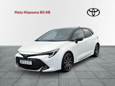 Vit Begagnad 2023 Toyota Corolla Hybrid Sport Halvkombi | 319 000 kr (Lite dyr)