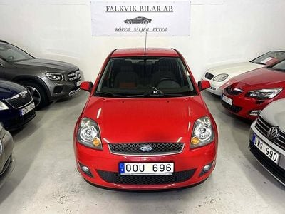Röd Begagnad 2007 Ford Fiesta Halvkombi | 32 899 kr (Marknadspris)