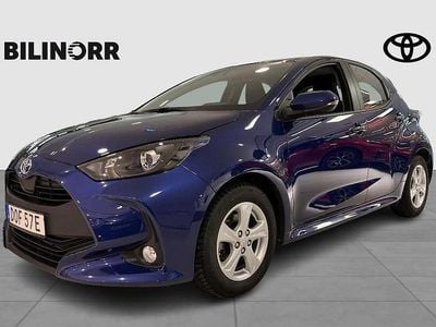 Blå Begagnad 2022 Toyota Yaris Hybrid Active Halvkombi | 204 900 kr (Marknadspris)