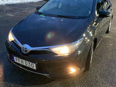 Begagnad Toyota Auris Hybrid 136 HK (100 kW) 2017