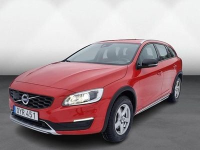 Röd Begagnad 2017 Volvo V60 CC Momentum Kombi | 219 990 kr