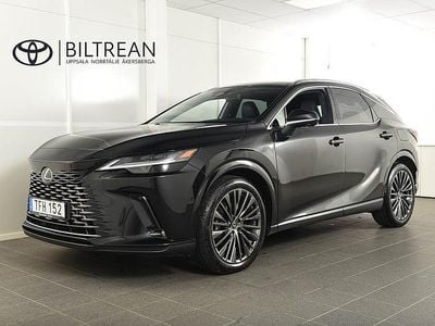 Svart Begagnad 2023 Lexus RX450h+ Luxury Line SUV | 729 900 kr (Marknadspris)