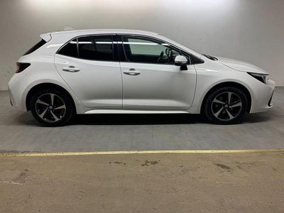 Begagnad Toyota Corolla Hybrid Plus 141 HK (103 kW) 2023 Vit Halvkombi