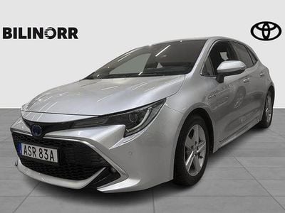 Silver Begagnad 2019 Toyota Corolla Hybrid Executive Halvkombi | 229 400 kr (Marknadspris)