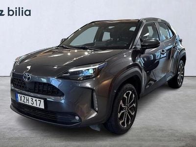 Grå Begagnad 2022 Toyota Yaris Hybrid | 279 900 kr (Marknadspris)
