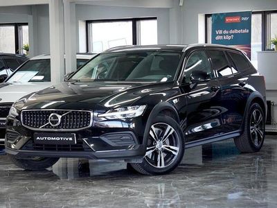Begagnad Volvo V60 CC Momentum 197 HK (144 kW) 2023 Svart Kombi