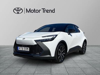 Vit Begagnad 2024 Toyota C-HR Style SUV | 339 900 kr (Marknadspris)