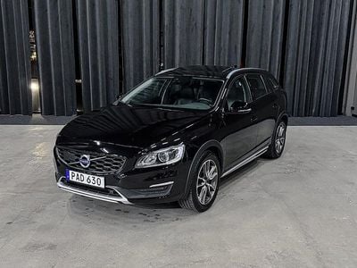 Svart Begagnad 2016 Volvo V60 CC Summum Kombi | 229 900 kr (Marknadspris)