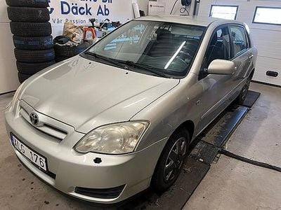 Begagnad Toyota Corolla 110 HK (80 kW) 2005 Silver Halvkombi
