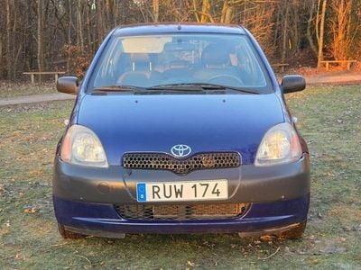Begagnad Toyota Yaris 68 HK (50 kW) 2000 Blå Halvkombi