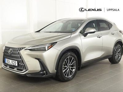 Ljusgrå Begagnad 2023 Lexus NX450h+ Executive Line SUV | 549 900 kr