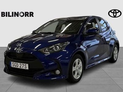 Blå Begagnad 2022 Toyota Yaris Hybrid Active Halvkombi | 194 900 kr (Marknadspris)