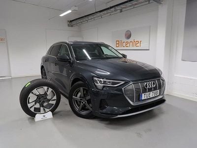 Grå Begagnad 2022 Audi e-tron SUV | 439 900 kr (Marknadspris)