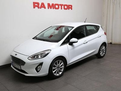 Vit (frozen white) Begagnad 2018 Ford Fiesta Titanium Halvkombi | 119 800 kr (Marknadspris)