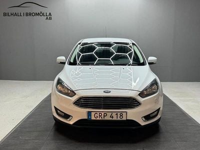 Begagnad Ford Focus Titanium 101 HK (74 kW) 2015 Vit Halvkombi