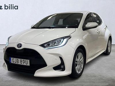 Vit Begagnad 2021 Toyota Yaris Hybrid Active Halvkombi | 199 900 kr (Marknadspris)