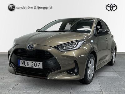 Grön Begagnad 2022 Toyota Yaris Hybrid Style Halvkombi | 239 000 kr (Marknadspris)