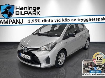 Silver Begagnad 2015 Toyota Yaris Hybrid Halvkombi | 119 900 kr (Marknadspris)