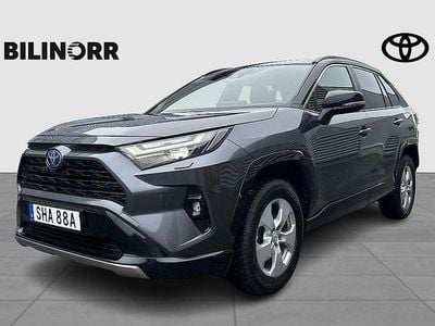 Grå Begagnad 2024 Toyota RAV4 Hybrid Style SUV | 439 900 kr (Marknadspris)