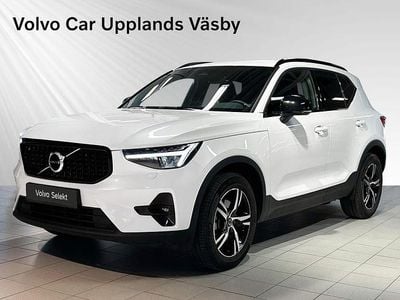 Grå Begagnad 2024 Volvo XC40 Plus SUV | 384 900 kr (Marknadspris)