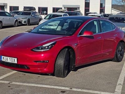 Begagnad Tesla Model 3 Long Range AWD 323 kW (440 HK) 2019 Nylackerad framskärmar och främre stötfångare. Sedan