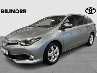 Ljusgrå Begagnad 2016 Toyota Auris Touring Sports Executive Kombi | 144 900 kr (Marknadspris)