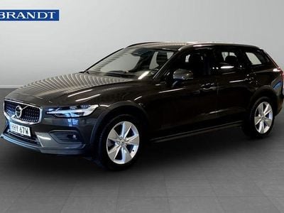 Grå Begagnad 2023 Volvo V60 CC Core Kombi | 364 900 kr (Marknadspris)