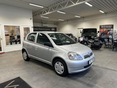 Begagnad Toyota Yaris 68 HK (50 kW) 2001 Silver Halvkombi