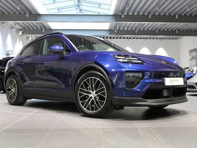 Blå Begagnad 2025 Porsche Macan 4 Electric SUV | 875 000 kr