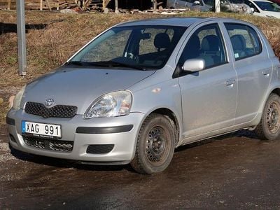 Begagnad Toyota Yaris 65 HK (47 kW) 2005 Silver Halvkombi