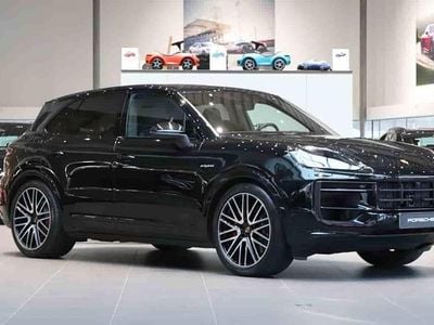 Svart Begagnad 2025 Porsche Cayenne S E-Hybrid SUV | 1 139 000 kr