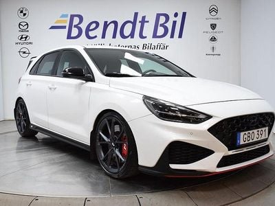 Vit metallic Begagnad 2023 Hyundai i30 N Performance Halvkombi | 339 500 kr (Marknadspris)
