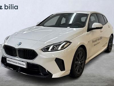 Begagnad BMW 120 Shadowline 170 HK (125 kW) 2025 Vit Halvkombi