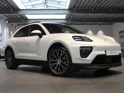 Vit Begagnad 2025 Porsche Macan 4 Electric SUV | 875 000 kr
