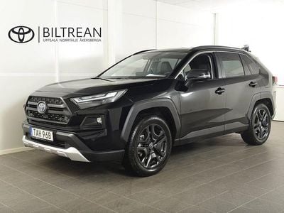 Svart metallic Begagnad 2024 Toyota RAV4 Hybrid SUV | 468 900 kr (Marknadspris)