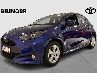 Blå Begagnad 2022 Toyota Yaris Hybrid Active Halvkombi | 199 900 kr (Marknadspris)