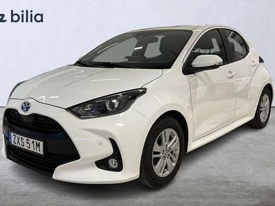 Vit Begagnad 2022 Toyota Yaris Hybrid Active | 224 900 kr (Superpris)